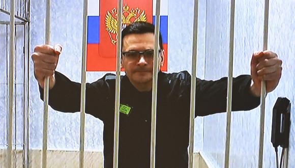 El opositor ruso Ilya Yashin, condenado en diciembre de 2022 a ocho años y medio de prisión por desacreditar al ejército ruso que lucha en Ucrania. (Foto de Alexander NEMENOV / AFP)