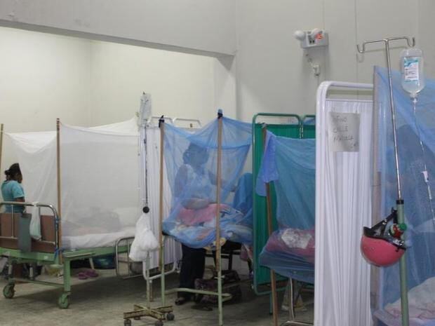 Autoridades y pacientes vienen alertando que los establecimientos de salud de Tumbes se encuentran colapsados debido a la cantidad de casos de dengue que atienden.