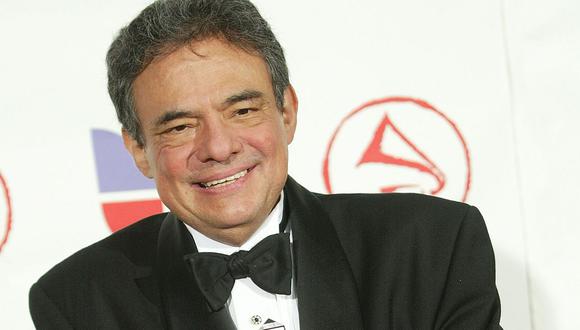 LOS ANGELES, CA - NOVEMBER 03:  Singer Jose Jose poses with the 2005 Latin Recording Academy Person of the Yearaward in the press room at the 6th Annual Latin Grammy Awards at the Shrine Auditorium on November 3, 2005 in Los Angeles, California.  (Photo by Frederick M. Brown/Getty Images) *** Local Caption *** Jose Jose