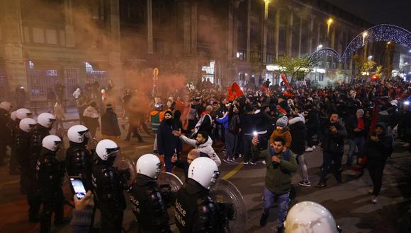Qatar 2022. Hinchas de Marruecos se enfrentan a la policía de Bruselas. REUTERS