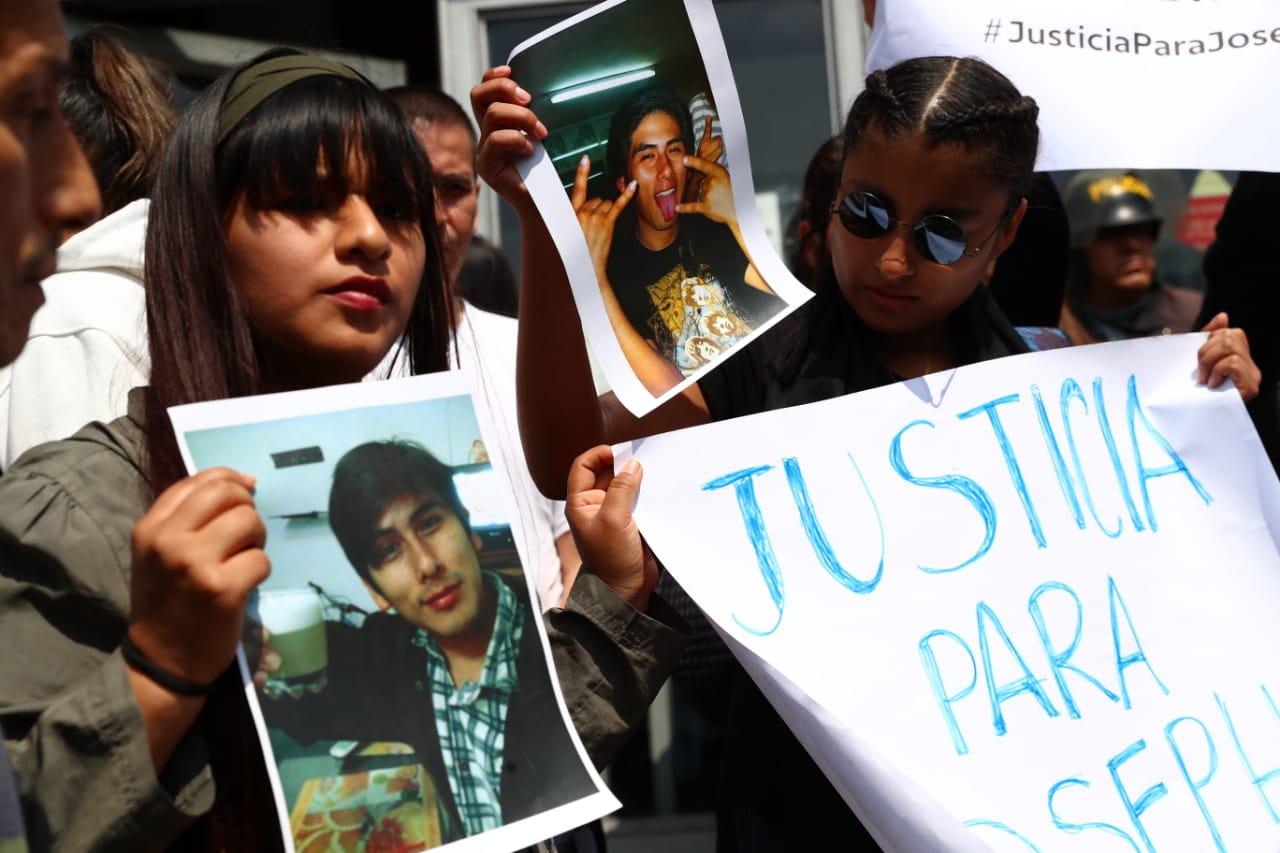 Portando carteles con el mensaje “Justicia para Joseph”, los familiares de Joseph permanecen en los exteriores a la espera del fallo judicial. (Foto: Alessandro Currarino / GEC)