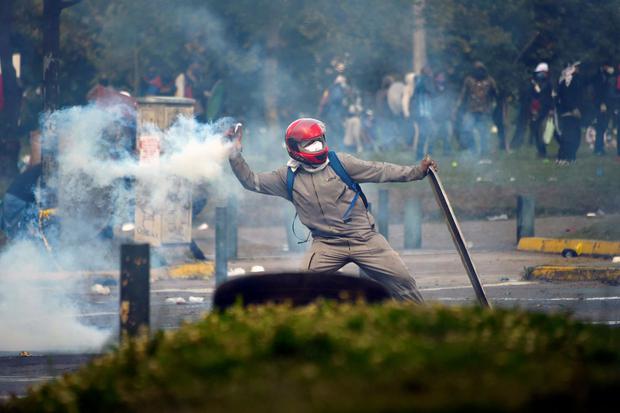Manifestantes chocan con la policía de Ecuador en el parque El Arbolito en Quito el 23 de junio de 2022. (Rodrigo BUENDÍA / AFP).