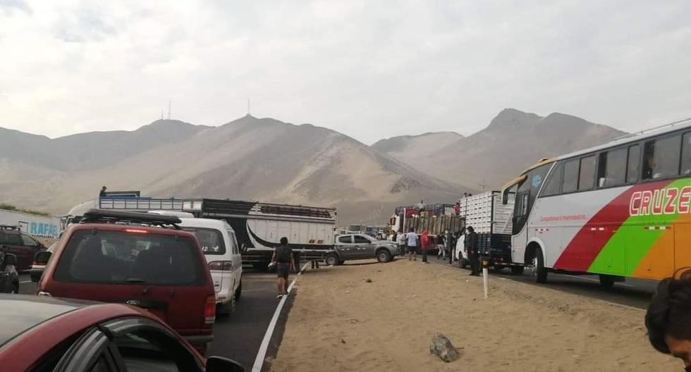 En varios puntos del país se registran tramos de carreteras bloqueados y decenas de vehículos de carga y pasajeros varados. (Foto: Facebook)