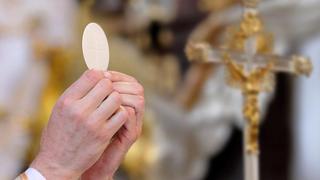 Sacerdote es detenido en Italia; usaba las limosnas para fiestas sexuales y drogas