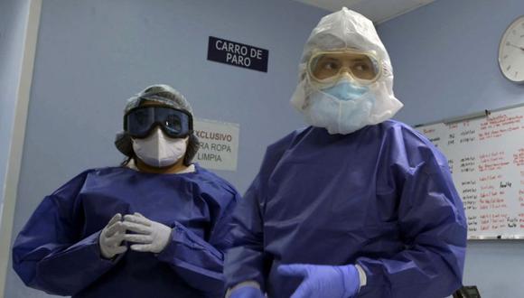La asistente médica Sandra Tepale (L) y el jefe de enfermería, Jesús Victoria, en el Hospital Polanco Coacalco del municipio de Coacalco, Estado de México. (Foto: ALFREDO ESTRELLA / AFP)