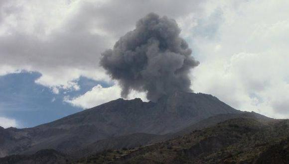 Volcán Ubinas: reportan deslizamientos de lodo y ceniza