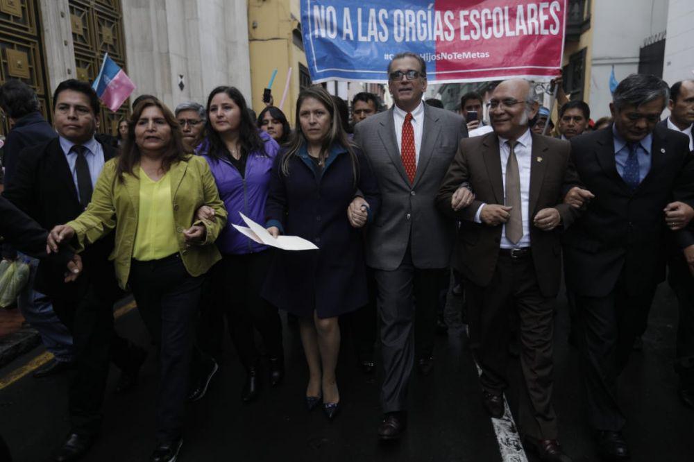 Pedro Olaechea y otros parlamentarios respaldaron la marcha del colectivo "Con mis hijos no te metas". (Foto: Anthony Niño de Guzmán / GEC)