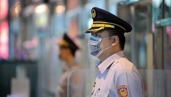 Policías enmascarados montan guardia en la entrada del Aeropuerto Internacional de Taoyuan el 28 de abril de 2009.  (Foto: SAM YEH / AFP)