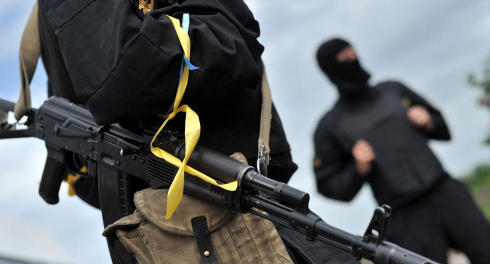 Militantes pro-ucranianos del llamado Batallón Donbás se reúnen en su base en un lugar no revelado en la región de Donesk el 22 de mayo de 2014. (FOTO AFP/ GENYA SAVILOV).
