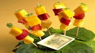 Brochetas de frutas con salsa de melón y menta