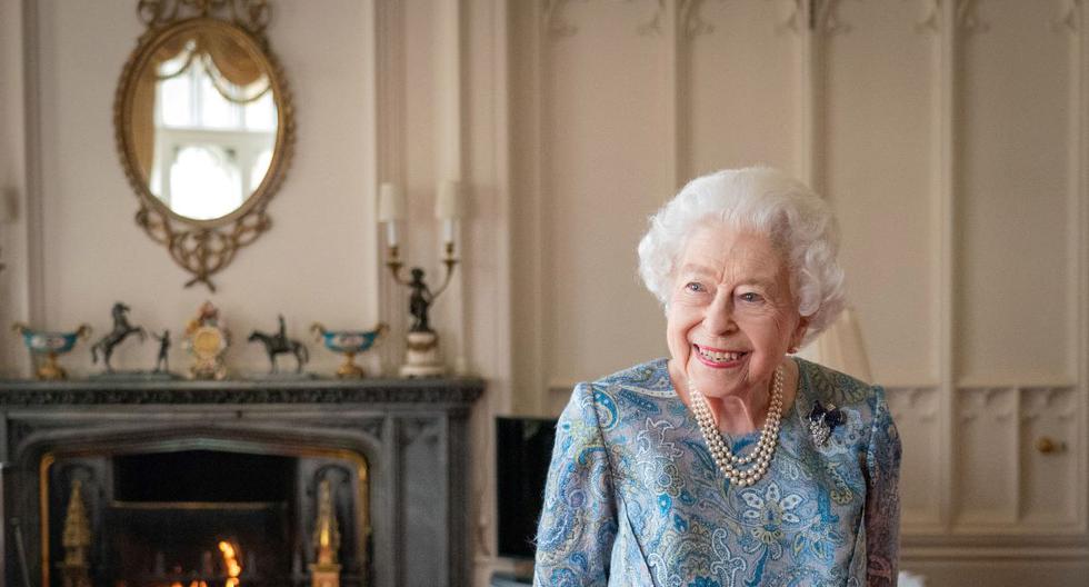 Elizabeth II appears smiling and without a cane a few weeks before the jubilee celebrations