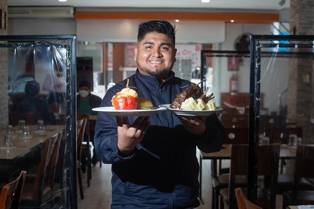 Emerson de la Cruz, hijo de los fundadores, es actualmente el administrador de la empresa familiar La Olla Arequipeña. Tienen 25 años instalados en la zona de Trapiche. (Fotos: Jorge Cerdán)