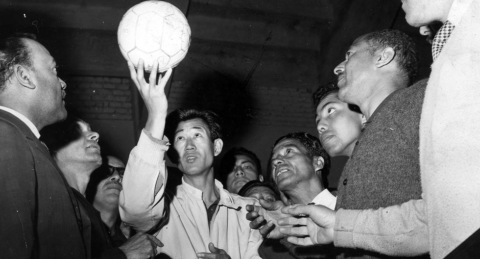 Akira Kato durante conferencia de prensa en 1967. Para ese entonces, Kato había implementado algunos cambios en el entrenamiento del equipo peruano como el incremento de las horas de preparación. En los siguientes años cosecharía varios triunfos. Foto: GEC Archivo Histórico