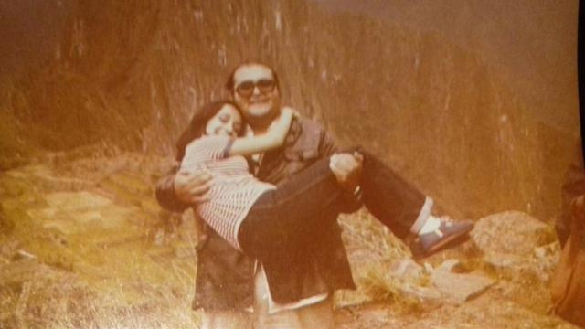 Edgar Vivar y María Antonieta durante su viaje al Cusco en 1979. (Foto: Twitter)