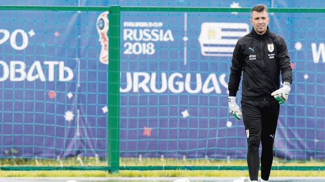 Por tercera vez consecutiva, Fernando Muslera se encargará de velar por la seguridad del pórtico de Uruguay en un Mundial. Esta vez lo hará en Rusia 2018. (Foto: AFP)