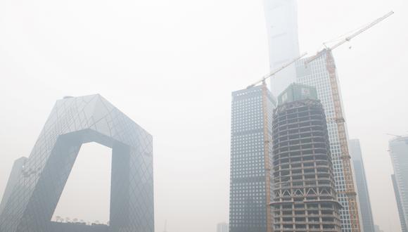 Fotografía fue tomada el 15 de octubre de 2018 muestra una vista general del distrito central de negocios en un día contaminado en Beijing. (Foto: AFP)