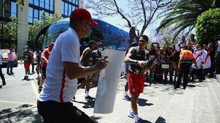 Para el recuerdo: Gianluca Lapadula y un gran gesto con unos hinchas de la selección peruana en Barcelona | FOTOS