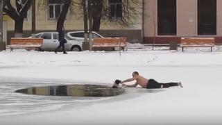 Ruso rescató a un perro que había quedado atrapado en el hielo