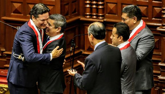 Luis Galarreta felicita a Daniel Salaverry, quien lo sucede como presidente del Congreso. (Foto: Andina)