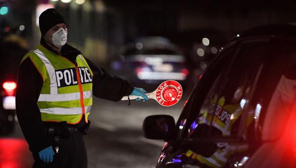 Un oficial de la policía alemán controla a los conductores en la frontera francesa y alemana como parte de las medidas para afrontar al coronavirus en Europa. (AFP).