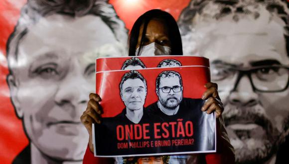 Un manifestante sostiene un cartel del periodista británico Dom Phillips y el experto indígena Bruno Pereira, quienes fueron desaparecido mientras informaba en una parte remota y sin ley de la selva amazónica cerca de la frontera con Perú, en Brasilia, Brasil.