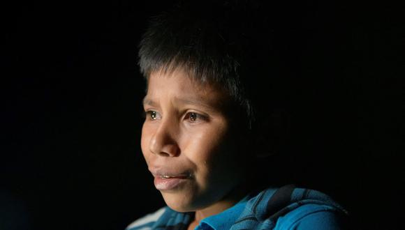 En una foto tomada el 27 de marzo de 2021, el niño inmigrante guatemalteco no acompañado Oscar (12), quien llegó a Estados Unidos desde México, está parado después de desembarcar de un bote cerca de la ciudad fronteriza de Roma. (Foto de Ed JONES / AFP).
