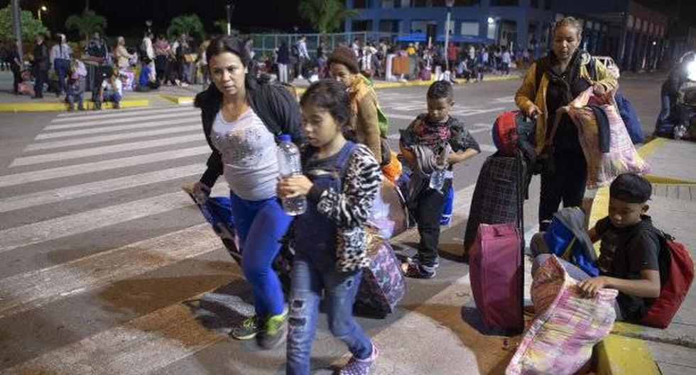 Ecuador llegará a albergar a 500.000 venezolanos, según datos de la ONU. En la foto, migrantes venezolanos llegan al puesto fronterizo peruano desde Ecuador. (Foto: AFP)