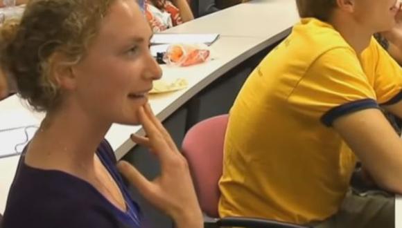 Una alumna puso en aprietos a un profesor [VIDEO]