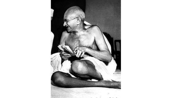 Gandhi llevó una vida sencilla, confeccionaba sus propias piezas de ropa y se oponía al maltrato animal. [Foto: AP]