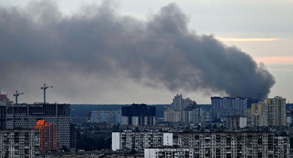 Esta foto tomada el 5 de junio de 2022 muestra el humo después de varias explosiones en la capital de Ucrania, Kiev. (Serguéi SUPINSKY / AFP).