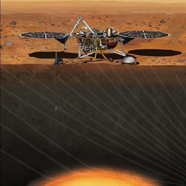 Ilustración del robot InSight estudiando el interior de Marte. La misión se está acercando a su fin; el polvo se está depositando en los paneles solares del módulo, reduciendo su eficiencia. (NASA/JPL-CALTECH).
