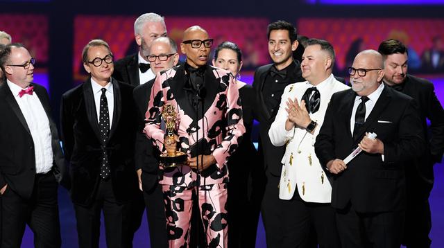 RuPaul celebrando el Emmy 2019 a su reality de competencias. (Foto: AFP)