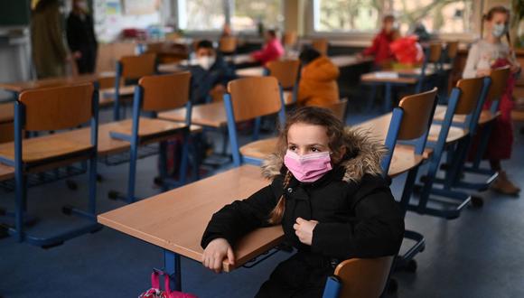Niños usan máscaras faciales mientras asisten a clases en la escuela primaria de Petri en Dortmund, en el oeste de Alemania, el 22 de febrero de 2021, en medio de la pandemia de coronavirus. (Foto de Ina FASSBENDER / AFP).