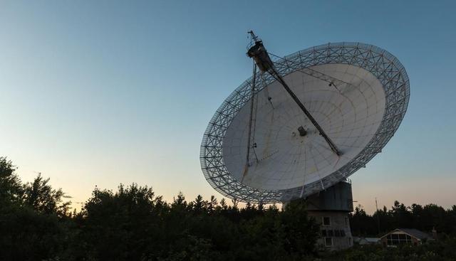 Radioseñal de un púlsar. Jocelyn Bell Burnell cursaba sus cursos de post grado en astrofísica con tan solo 24 años de edad. A pesar de su juventud, Bell logró descubrir la primera radioseñal de un pulsar. Sin embargo, el nombre de la mujer científica fue excluido de todo reconocimiento. Durante esa época, la práctica de la ciencia solo recaía a los hombres y eso fue determinante para marginar a Jocelyn. (Foto: Shutterstock)