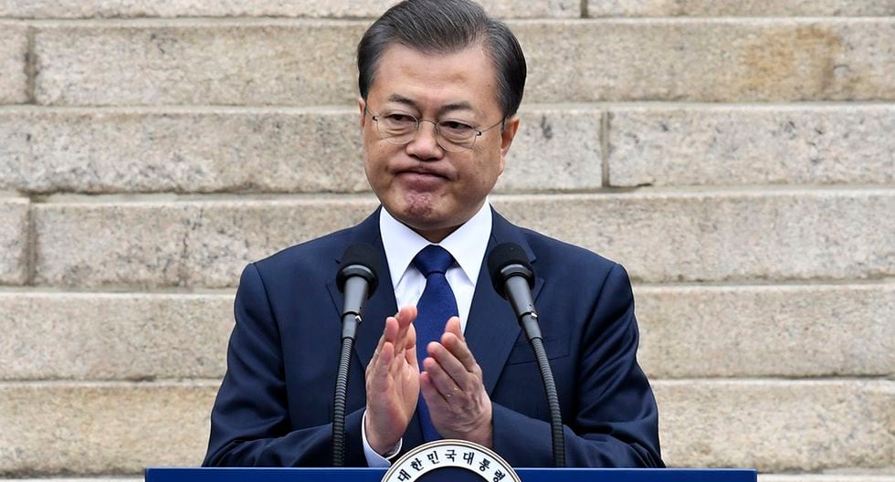 El presidente de Corea del Sur, Moon Jae-in, aplaude mientras pronuncia un discurso durante una ceremonia para conmemorar el 101 aniversario del Día del Movimiento de Independencia del 1 de marzo en Seúl. También anunció una movilización total por el coronavirus. (Foto: AFP)