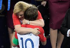 Francia vs. Croacia: el afectuoso abrazo entre Modric y la presidenta de su país [VIDEO]