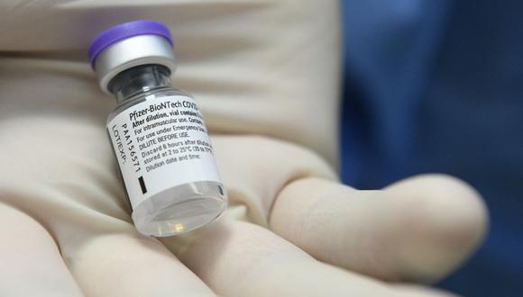 Un trabajador de salud sostiene un vial de la vacuna Pfizer-BioNTech COVID-19 en el hospital de Cremona, Lombardía (Italia), el 27 de diciembre de 2020. (PIERO CRUCIATTI / POOL / AFP).