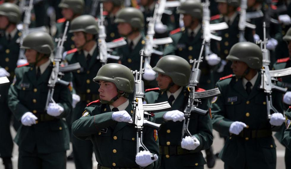 Más de 11.000 miembros de las Fuerzas Armadas y de la Policía desfilaron a lo largo de la avenida con sus equipos de campaña y uniformes nuevos.  (Foto de Raul ARBOLEDA / AFP)