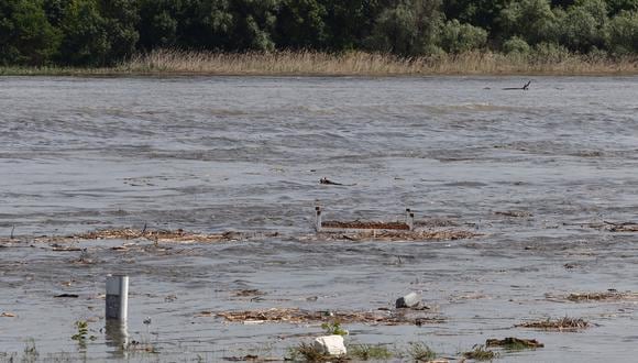 Esta vista general muestra escombros flotando en un área parcialmente inundada de Kherson el 6 de junio de 2023, luego de los daños sufridos en la represa Kakhovka HPP. (Foto de STRINGER / AFP)