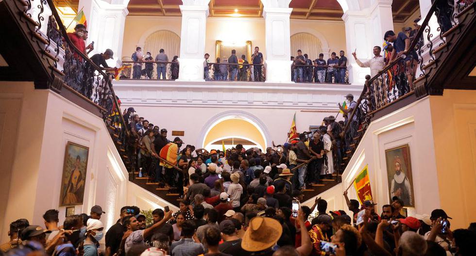 Los manifestantes protestan dentro de la casa oficial del presidente de Sri Lanka, después de que el mandatario Gotabaya Rajapaksa huyera, el 9 de julio de 2022. (REUTERS/Dinuka Liyanawatte).
