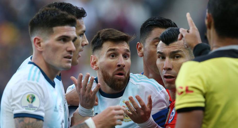 Lionel Messi _\'explotó\'_ tras recibir la tarjeta roja en el partido Argentina-Chile. | Foto: Getty