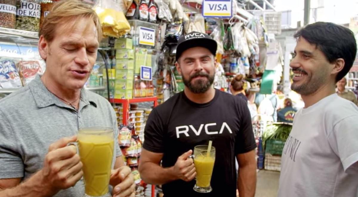 Zac Efron probó todo tipo de platillos y bebidas durante su viaje por Lima e Iquitos. En la imagen, en el mercado de Surquillo. (Foto: Netflix)