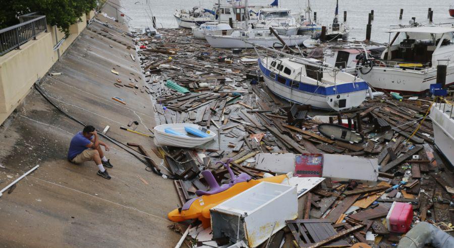 Allen Heath examina el daño a un puerto deportivo privado después de que fue golpeado por el huracán Hanna en Corpus Christi, Texas. El bote de Heath y otros 30 más se perdieron o sufrieron daños. (Foto: AP / Eric Gay).
