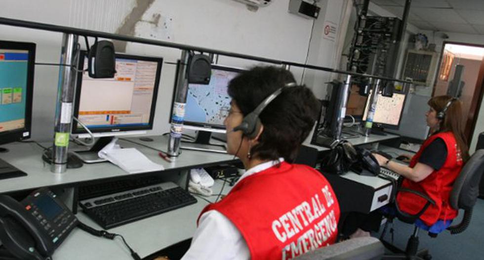 6,000 llamadas diarias reciben los bomberos de Lima y Callao, de las cuales el 97 % son de tipo malicioso, informó el jefe de Trasmisiones, Martín Carranza. (Foto: Andina)