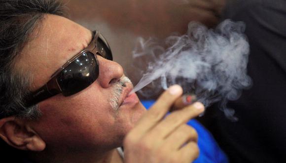 El ex guerrillero y posterior negociador de paz de la desmovilizada FARC fumaba un cigarro Cohiba en La Habana mientras veía la transmisión en vivo del referéndum por el acuerdo de paz en Colombia. (Foto: Reuters/Enrique de la Osa)