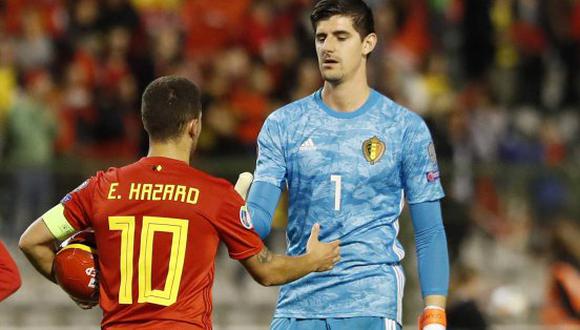 El saludo entre Courtois y Hazard al culminar un partido con Bélgica. (Foto: AP)