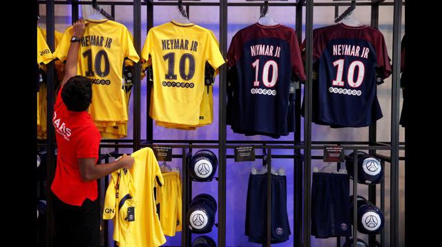 La camiseta de Neymar en sus dos presentaciones (Foto: Agencias)