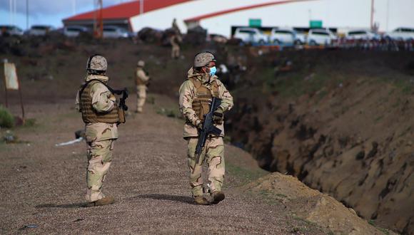Soldados chilenos custodian la frontera con Bolivia en Colchane, Chile, el 17 de febrero de 2022. (Foto de IGNACIO MUNOZ / AFP)