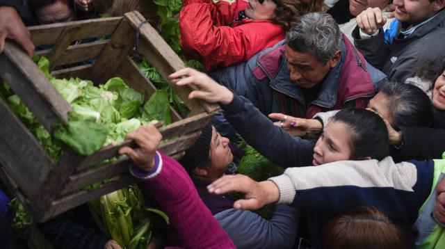 "Verdurazo" en Argentina: Regalan verduras en la Plaza de Mayo - 1