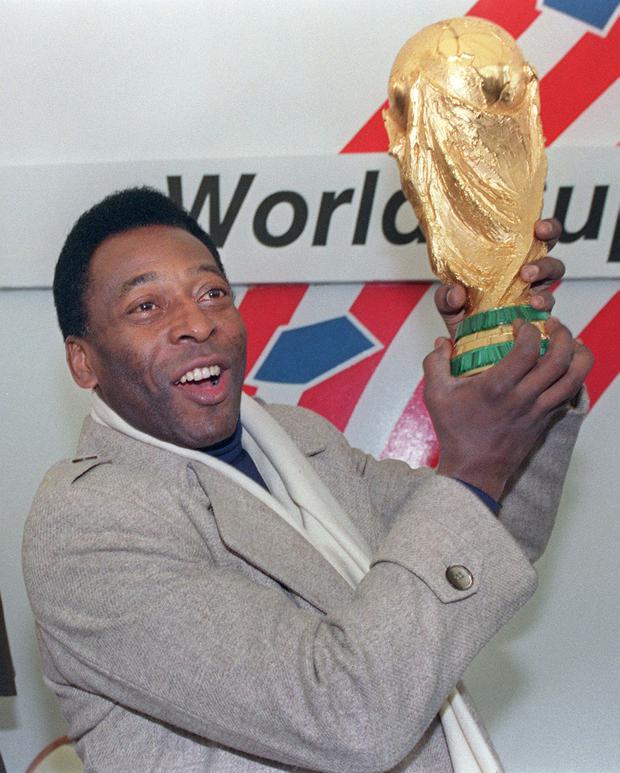 Pelé sostiene el Trofeo de la Copa del Mundo el 07 de diciembre de 1991 en Nueva York, durante una exhibición de la Copa del Mundo y fotografía de fútbol y artículos de recuerdo, haciendo su debut en Nueva York (Foto: Helayne Seidman / AFP)